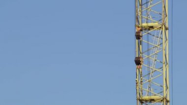 Beton inşaat yapı çerçeve yaptı. İnşaat işçileri hareket ediyor. Bir kule vinç çalışır