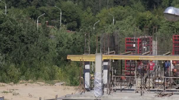 Constructie Van Een Gebouw Frame Gemaakt Van Beton Werknemers Zijn — Stockvideo