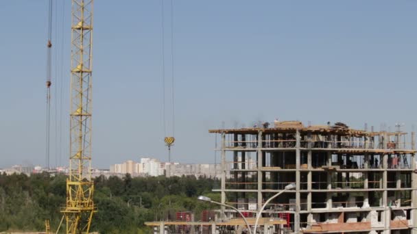 Bau Eines Baugerüstes Aus Beton Die Arbeiter Bewegen Sich Auf — Stockvideo