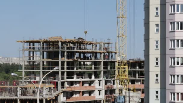 Construção Uma Estrutura Construção Feita Concreto Trabalhadores Construção Estão Movimento — Vídeo de Stock