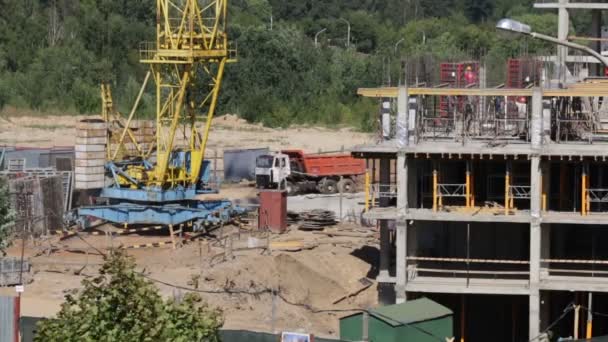 建筑用混凝土制成的框架 建筑工人正在搬家 工程一座塔式起重机 卡车正在移动 — 图库视频影像