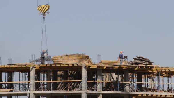 Bau Eines Baugerüstes Aus Beton Die Bauarbeiter Rücken Der Turmdrehkran — Stockvideo