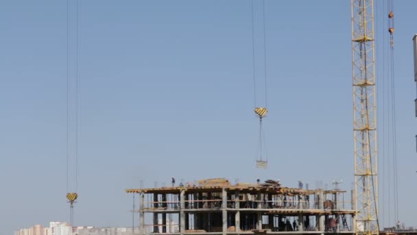 Výstavba Budovy Rámu Betonu Výstavbu Pohybují Dělníci Věžový Jeřáb Snižuje — Stock video