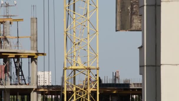 Construcción Marco Construcción Hormigón Construcción Los Trabajadores Están Moviendo Grúa — Vídeos de Stock