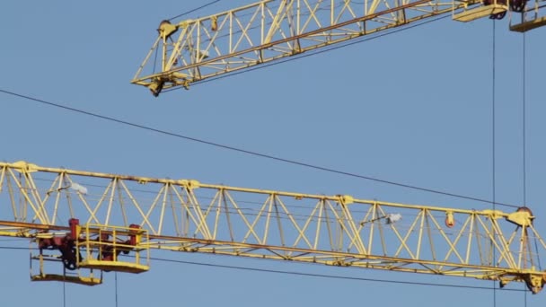 Pijlen Voor Het Bouwen Van Torenkranen Tegen Blauwe Hemel — Stockvideo