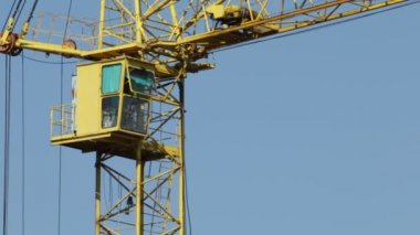 Kule inşaat ok mavi gökyüzüne karşı vinç