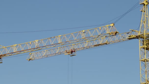 Flechas Construcción Grúas Torre Contra Cielo Azul — Vídeo de stock