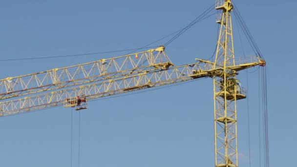 Pijlen Voor Het Bouwen Van Torenkranen Tegen Blauwe Hemel Detachering — Stockvideo