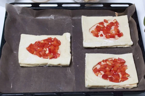 Hackad Paprika Pizza Från Smördeg Ingredienserna Placerade Bordet Degen Ligger — Stockfoto