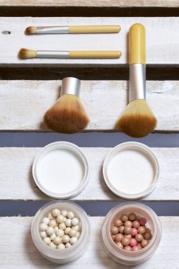 Güzellik knolling. Farklı boyut ve vurgulayıcı makyaj uygulamak için fırçalar.