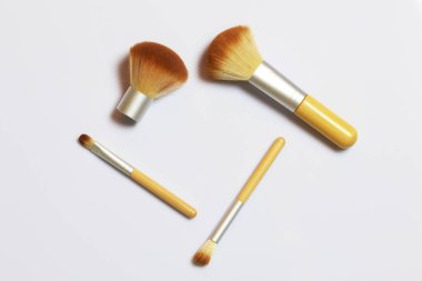 Güzellik knolling. Makyaj uygulamak için fırçalar. Farklı boyutlarda.