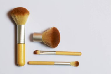 Güzellik knolling. Makyaj uygulamak için fırçalar. Farklı boyutlarda.