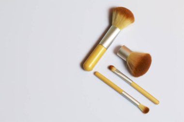 Güzellik knolling. Makyaj uygulamak için fırçalar. Farklı boyutlarda.