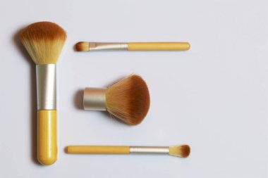 Güzellik knolling. Makyaj uygulamak için fırçalar. Farklı boyutlarda.