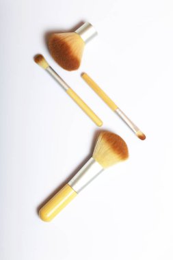 Güzellik knolling. Makyaj uygulamak için fırçalar. Farklı boyutlarda.