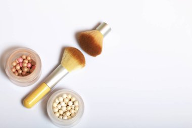 Güzellik knolling. Farklı boyut ve vurgulayıcı makyaj uygulamak için fırçalar.