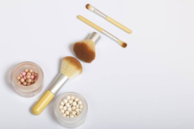 Güzellik knolling. Farklı boyut ve vurgulayıcı makyaj uygulamak için fırçalar.