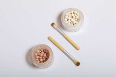 Güzellik knolling. Farklı boyut ve vurgulayıcı makyaj uygulamak için fırçalar.