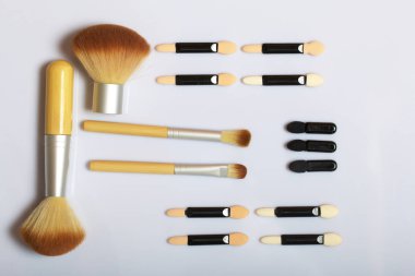 Güzellik knolling. Aplikatör göz farı ve makyaj uygulamak için fırça.