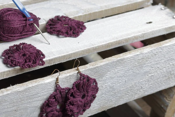女性のためのジュエリーをかぎ針編み 起業家によってニットのイヤリング 編み物 ビレットおよび完成品のためのスレッド — ストック写真