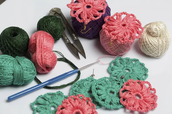 Takı kadınlar için tığ işi. Bir girişimci tarafından örme küpe. Konu örgü, demir çubuklar ve bitmiş ürünler için.