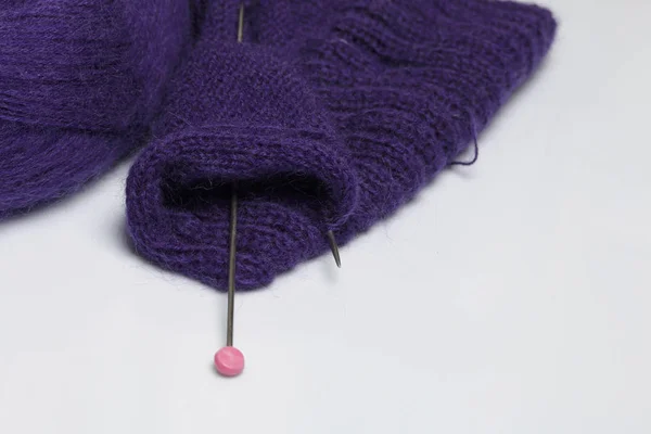 ニット用糸を昆布します 編み針はそれに立ち往生しています — ストック写真