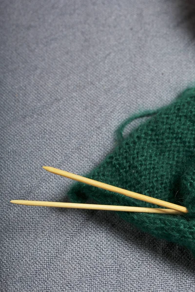 Lavorare Maglia Con Lavorazione Maglia Legno Una Palla Filo Verde — Foto Stock