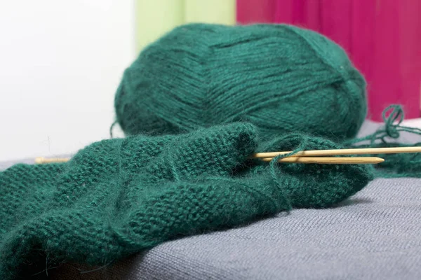 Knitting Wooden Knitting Ball Dark Green Thread Wooden Knitting Needles — Stock Photo, Image