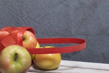 Hasır sepet içinde olgunlaşmış aromatik elma. Panoları dışarı çaldı bir ahşap kutu üzerinde yer alan.