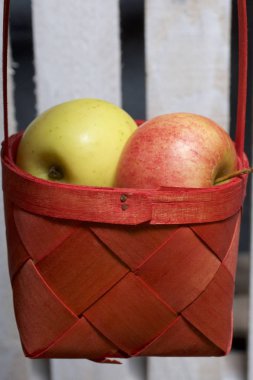 Hasır sepet içinde olgunlaşmış aromatik elma. Panoları dışarı çaldı bir ahşap kutu üzerinde yer alan.