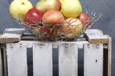 Olgun aromatik elma çelik sepet içinde. Panoları dışarı çaldı bir ahşap kutu üzerinde yer alan.
