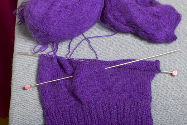 鋼の編み針で編む 紫の糸と未完成のニットの鋼針編みのボール — ストック写真