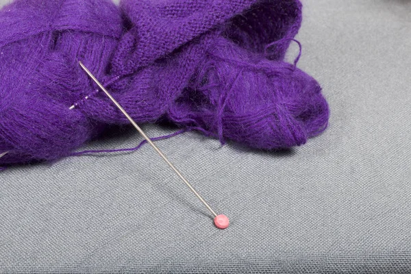 鋼の編み針で編む 紫の糸と未完成のニットの鋼針編みのボール — ストック写真
