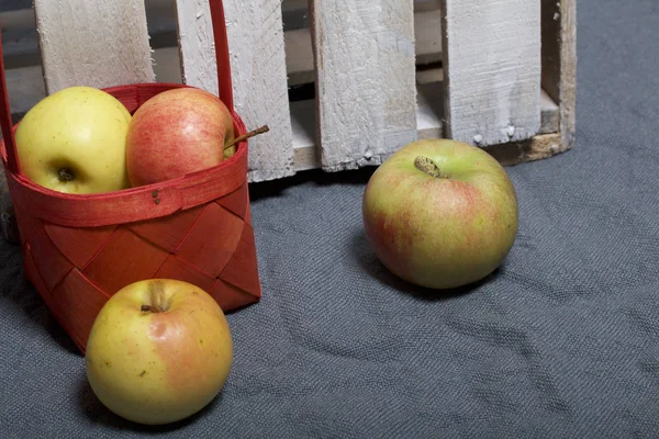 Dojrzałe Aromatycznych Jabłek Szary Szmatką Pobliżu Znajduje Się Drewniane Pudełko — Zdjęcie stockowe