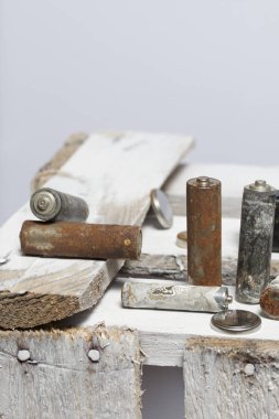 Tüm pilleri parmak-yara korozyon ile kaplı. Bir ahşap kutu üzerinde yalan söylerler. Geri dönüşüm.