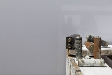 Tüm pilleri parmak-yara korozyon ile kaplı. Bir ahşap kutu üzerinde yalan söylerler. Geri dönüşüm.