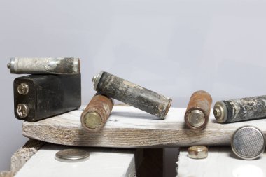 Tüm pilleri parmak-yara korozyon ile kaplı. Bir ahşap kutu üzerinde yalan söylerler. Geri dönüşüm.