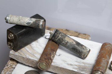 Tüm pilleri parmak-yara korozyon ile kaplı. Bir ahşap kutu üzerinde yalan söylerler. Geri dönüşüm.