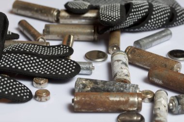 Tüm pilleri parmak-yara korozyon ile kaplı. Sonraki çalışma eldiven. Geri dönüşüm.