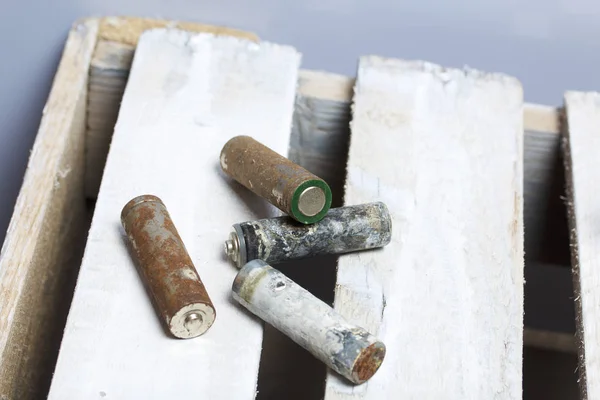 Zużyte Baterie Palec Rany Pokryte Korozji Leżą Drewnianym Pudełku Recykling — Zdjęcie stockowe