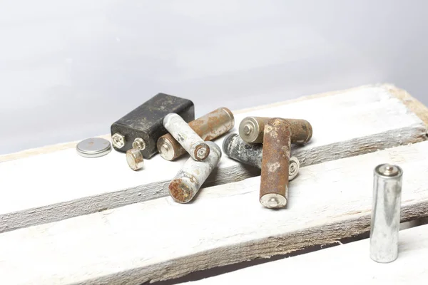 Baterii Uzate Rana Degetului Acoperite Coroziune Întind Cutie Lemn Reciclare — Fotografie, imagine de stoc