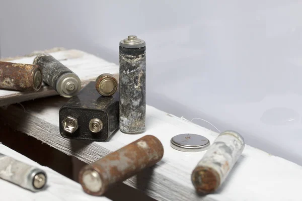 Použité Baterie Prst Rány Pokryté Koroze Leží Dřevěné Krabici Recyklace — Stock fotografie
