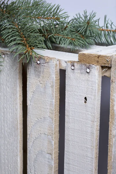 Blaue Fichtenzweige Auf Einer Holzkiste Weiß Bemalt — Stockfoto