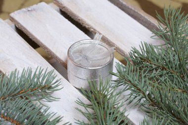 Mavi Ladin dallarda panoları, beyaz boyalı bir ahşap kutu. Yakın olan bir yay ile bir Gümüş Hediyelik kutu.