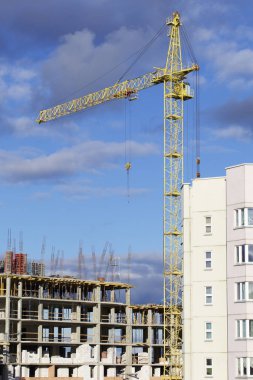 Bir bina inşaat betonarme çerçeve ile vinçler. Mavi bir gökyüzü güneşli.