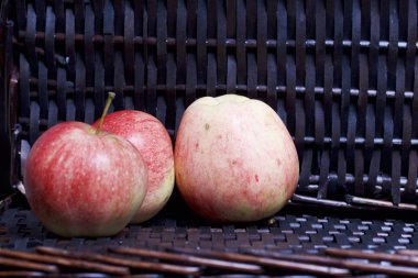Bir hasır sepet Vines arka plan üzerinde olgunlaşmış aromatik elma.