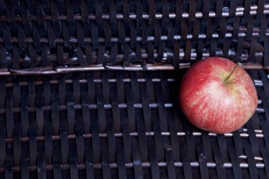 Bir hasır sepet Vines arka plan üzerinde olgunlaşmış aromatik elma.
