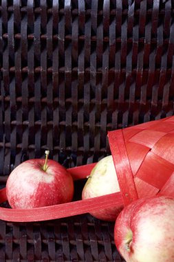 Olgun aromatik elma kırmızı hasır sepetin içinde. Hasır bir hasır sepet arka planı.