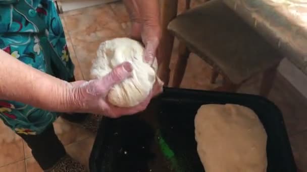 Una Anciana Amasa Masa Pan Pone Una Bandeja Para Hornear — Vídeo de stock