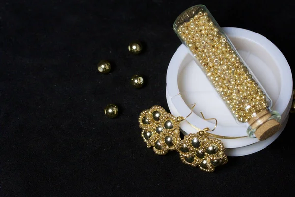 Pärla Smycken Smycken Nödvändiga Tillbehör Pärlor Och Färdiga Örhängen Verktyg — Stockfoto